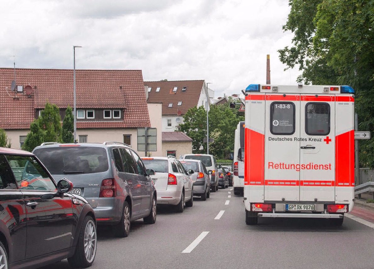 Einsatzfahrzeug des DRK-Rettungsdienstes zur Hauptverkehrszeit in Göppingen